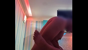 Gadis Thailand Yang Mungil Digerogoti Oleh Pria Dewasa