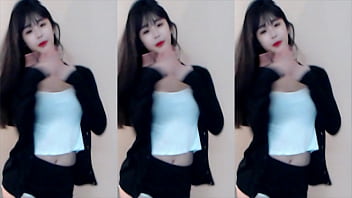 Cô Gái Trung Quốc Khoe Thân Hình Nóng Bỏng Trên Tàu Lượn Siêu Tốc