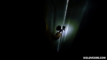 Remaja Menggoyang Langkah-kakak Dalam Adegan Pandangan Mata