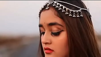 Neha Menggoda Kakak Tirinya Hingga Tak Kuasa Menolak Godaannya