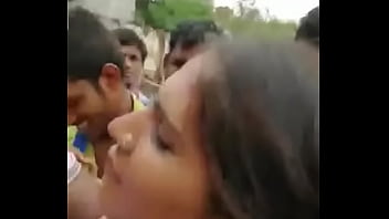 Tari Jalanan India Panas Dengan Payudara Terbuka