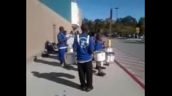 Goyang Badanmu Di Atas Panggung Yang Bergoyang