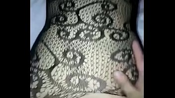 Gadis Tionghoa Dengan Stoking Jaring Hitam Menggoda Dengan Lompatan Telur Yang Menggairahkan