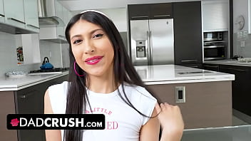 Mengatasi Mantan Dengan Cairan Ayah Tiriku Yang Menggenang Di Vagina Mungilku