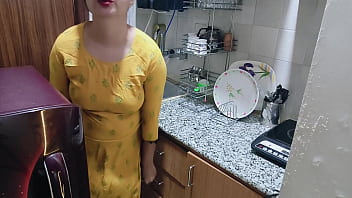 Melihat Ibu Tiri Yang Bergairah Di Dapur – Adegan Panas Berbahasa Hindi