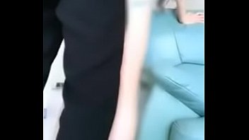 Gadis Asia Berdarah Tionghoa Digilir Di Sofa Dengan Sepatu Hak Tinggi, Kaki Seksi Menggoda