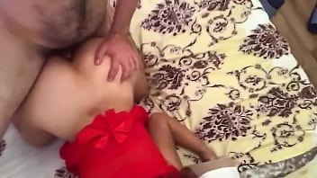 Ibu Tiri Seksi Dengan Lingerie Merah Menggoda Penis Anak Tirinya Dan Membiarkannya Masuk Ke Lubang Anusnya