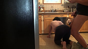 Hampir Tertangkap Basah Mengelus Diri Dan Menumpahkan Hasrat Di Bokong Besar Ibu Tiri Turki