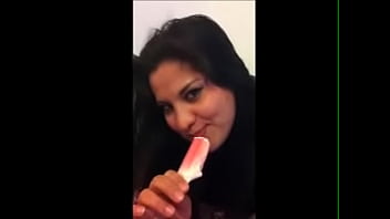 Desi Pelacur Menjilat Memek