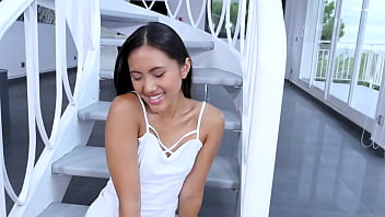 May Thai, Si Gadis Asia Seksi Dengan Kontol Besar, Memberikan Blowjob Pov Dan Menelan Sperma Dalam Jumlah Banyak