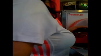 Payudara Desi Menggoda Di Balik Kaos Ketat