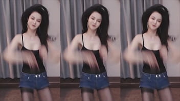 Cô Nàng Trung Hoa Quyến Rũ Uốn éo Trên Boong Tàu