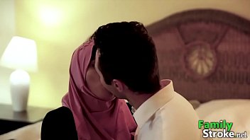 Keponakan Arab Menggoda, Kakak Tiri Menggila