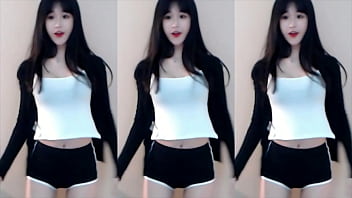 Cô Gái Trung Quốc Khoe Vòng Một Nảy Sóng Trên Tàu Lượn Siêu Tốc