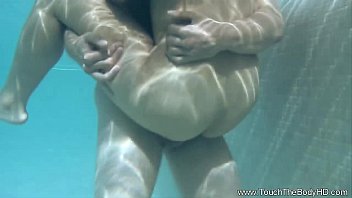 Milf Asia Menggairahkan Pria Dengan Sentuhan Sensual