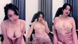 Dhea Tampil Menggoda Dengan Lingerie Pink Yang Bikin Nafsu Bergolak