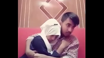 Pasangan Desi Berciuman Panas Di Kamar Hotel