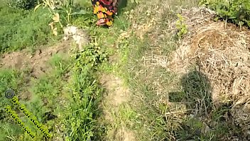 खेत की मिट्टी में गर्म चुदाई का मज़ा ही कुछ और है