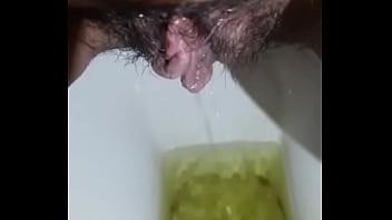 Gadis India Menggoda Yang Mengalirkan Air Seni Panas