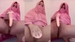 Gadis Berkerudung Merah Jambu Menggairahkan