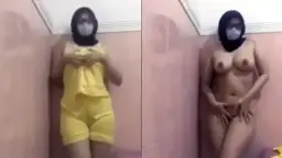 Jilbab Kuning Terbuka, Tubuh Mulus Telanjang Menggoda
